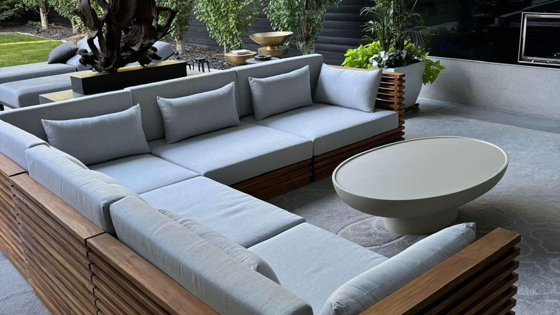 Serenity Found: Crafting Your Cozy Backyard Sanctuary with Timeless Teak & Modern Accents