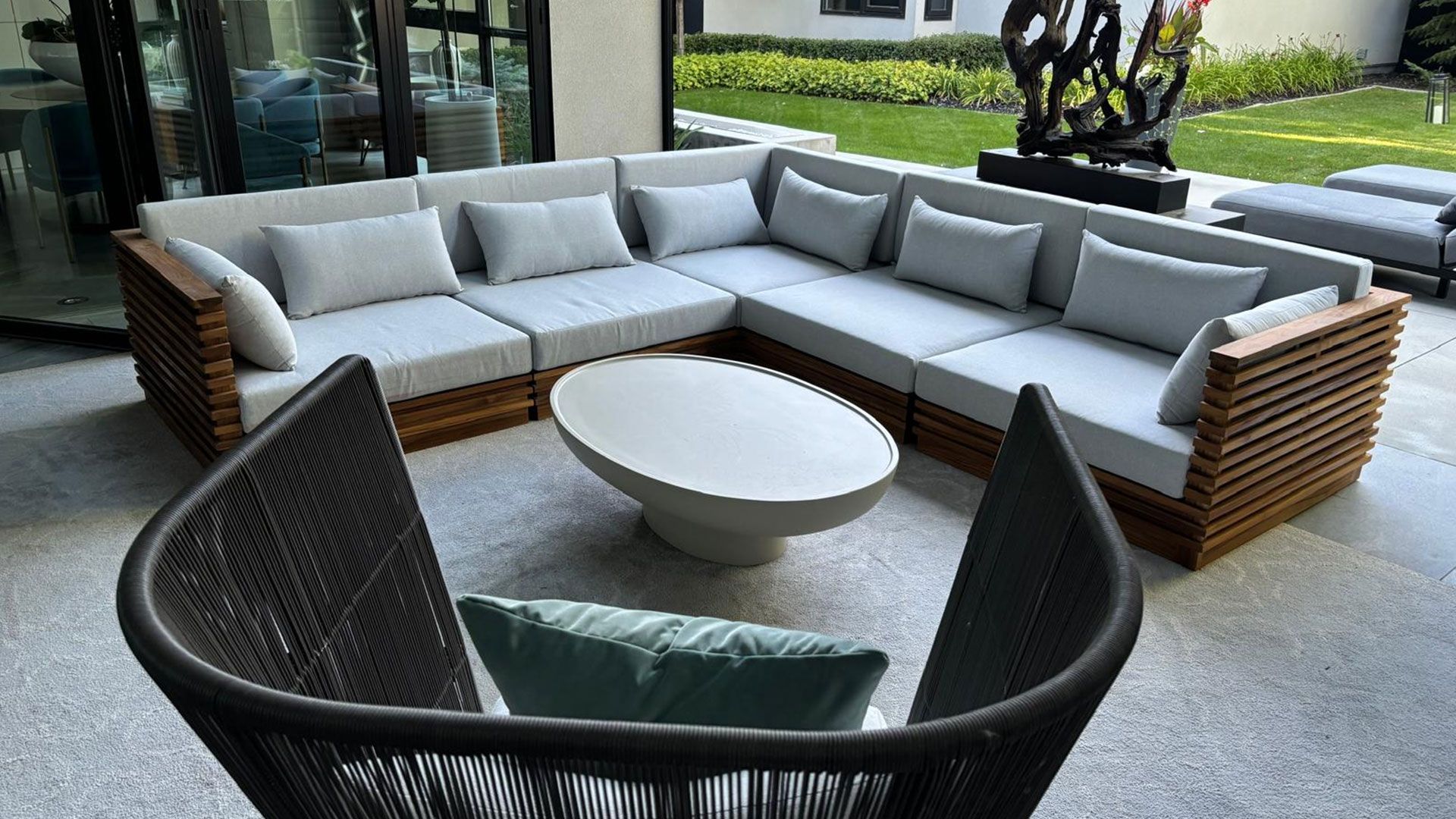 Serenity Found: Crafting Your Cozy Backyard Sanctuary with Timeless Teak & Modern Accents