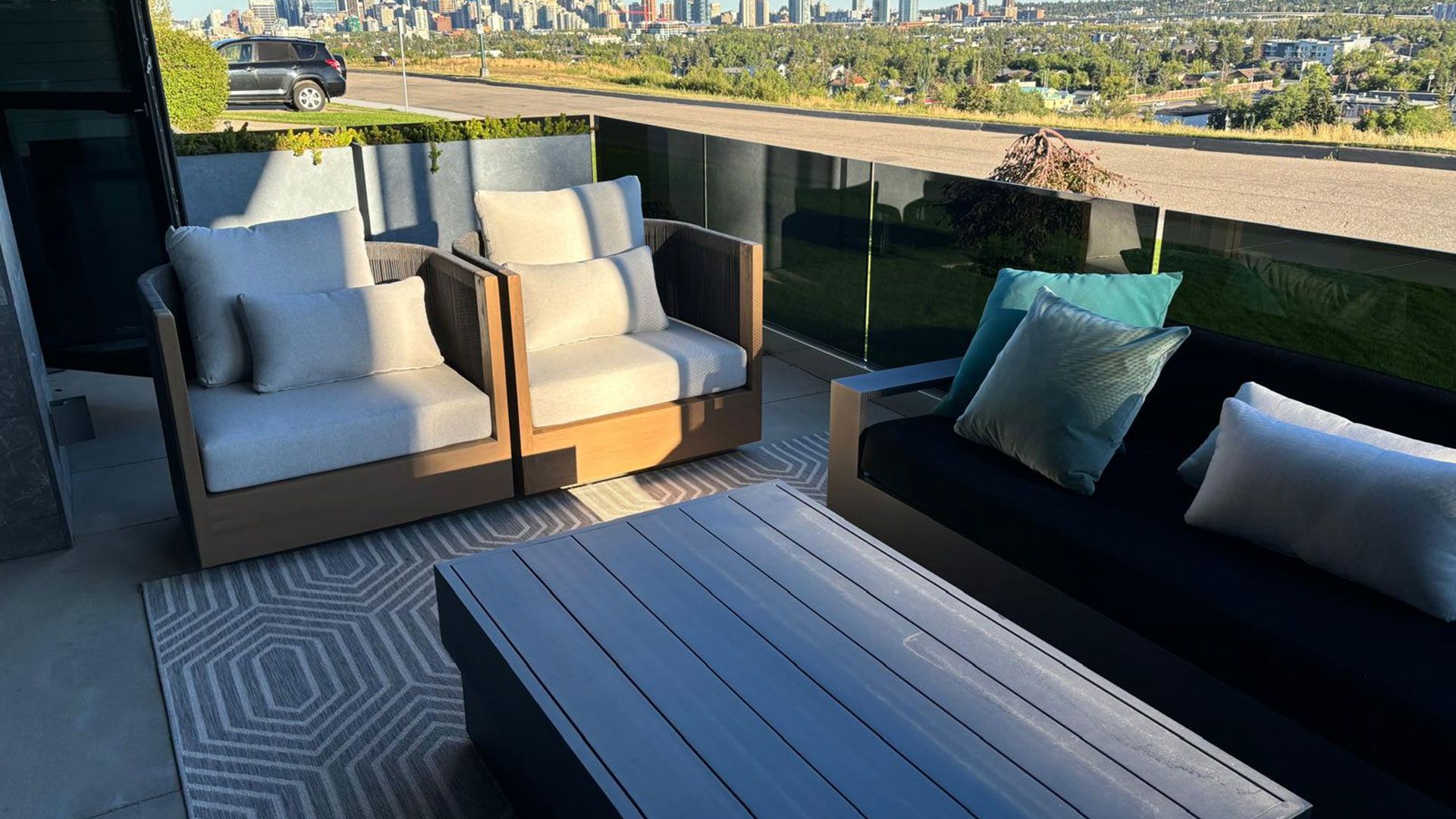 Serenity Found: Crafting Your Cozy Backyard Sanctuary with Timeless Teak & Modern Accents
