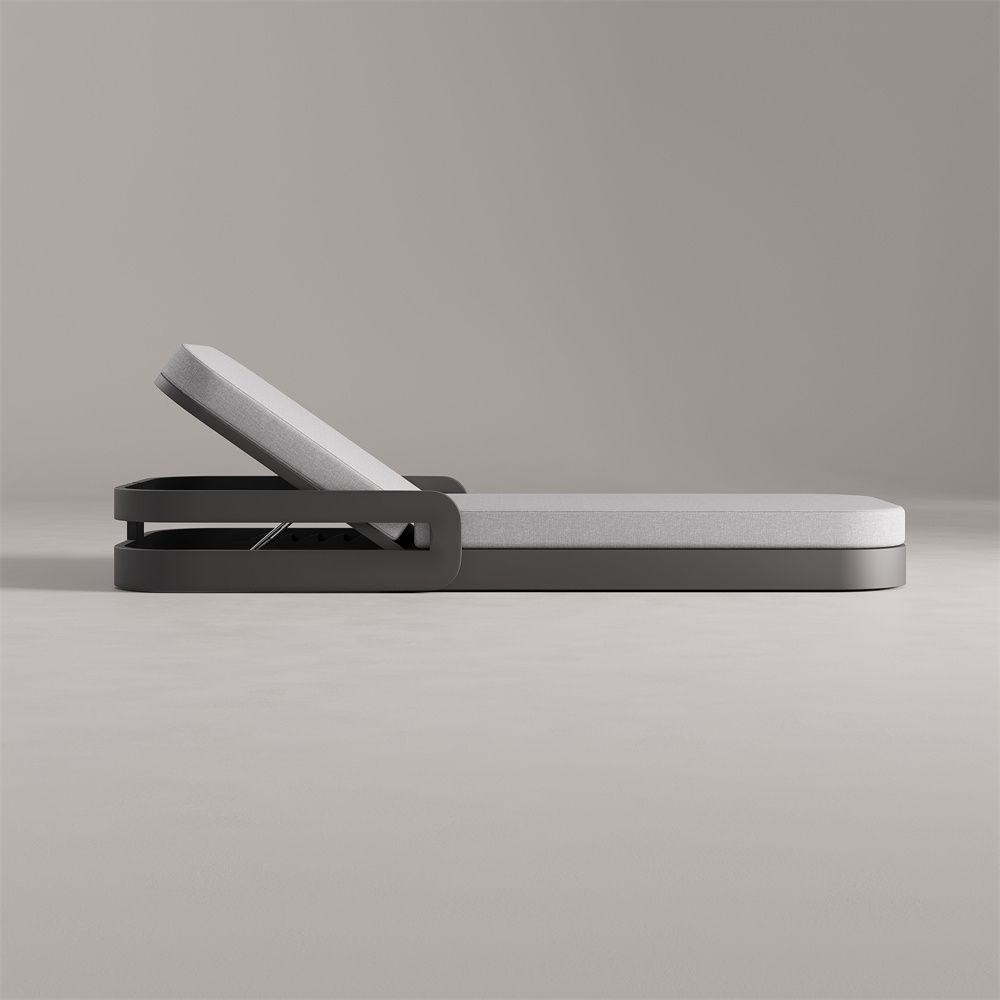 Mrs. Barak aluminum lounger